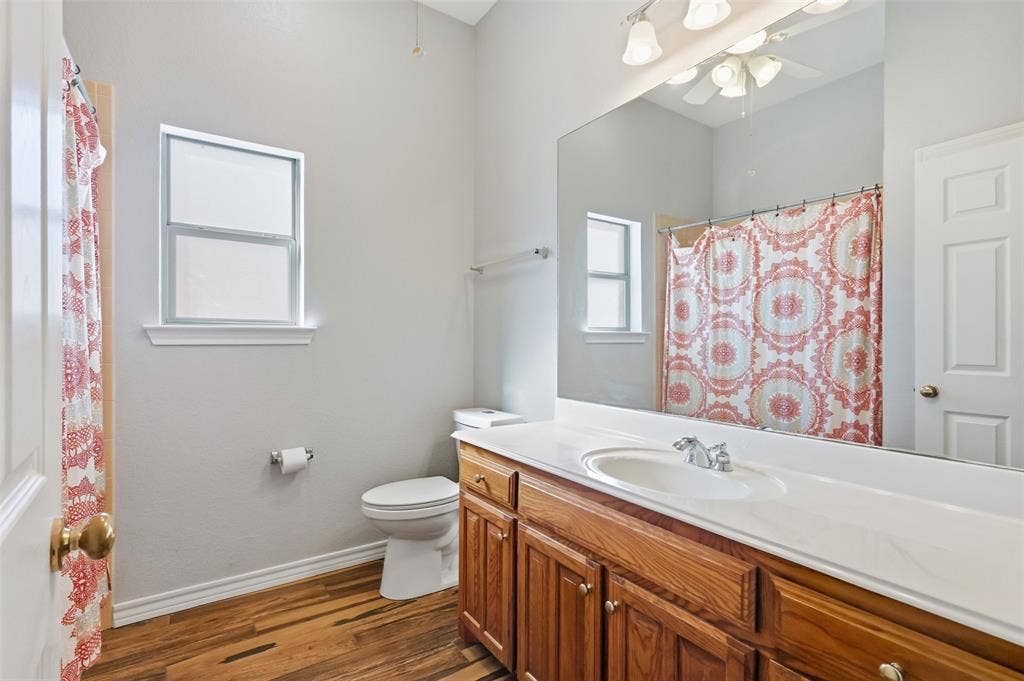 1013 Telford Trail, Crowley, TX 76036 shared downstairs bath