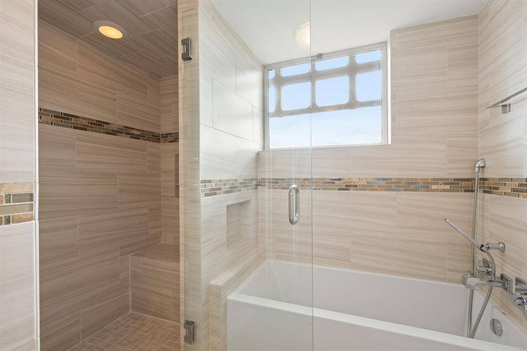 3525 Turtle Creek Boulevard, #12E, Dallas, TX 75219 Soaking Tub