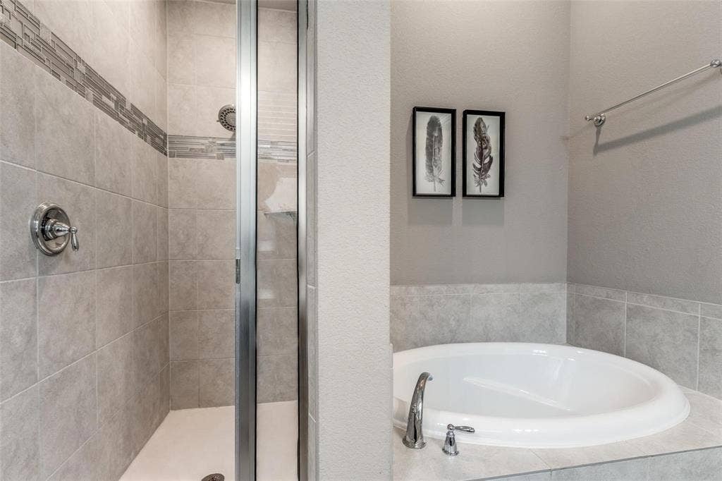 3925 Ironbark Way, McKinney, TX 75071 Primary Tub & Shower
