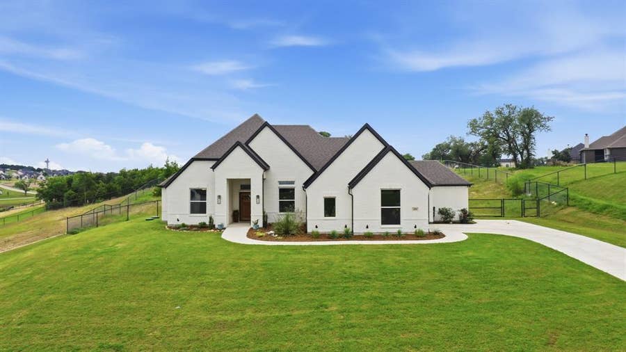 Property photo for 404 Oak Meadow Lane, Weatherford, TX