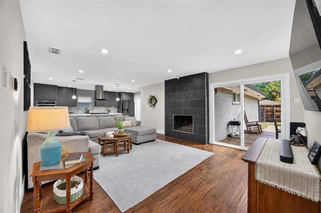 2502 Rochdale Street, Garland, TX 75040 2502 Rochdale Street, Garland, TX 75040