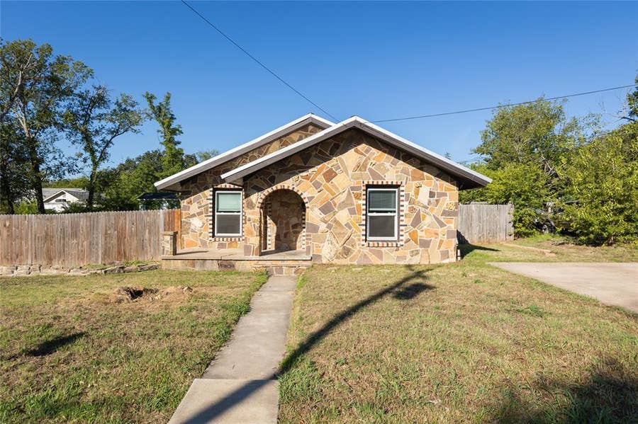 Property photo for 709 N Rusk Street, Weatherford, TX