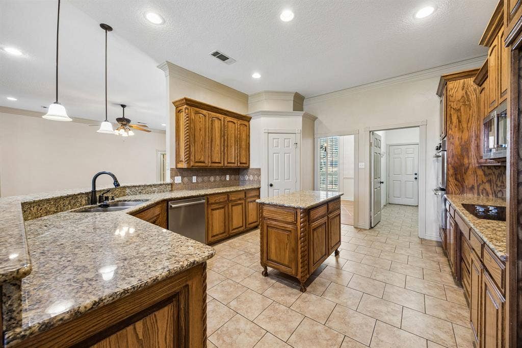 837 Thomas Crossing Drive, Fort Worth, TX 76028 837 Thomas Crossing Drive, Fort Worth, TX 76028