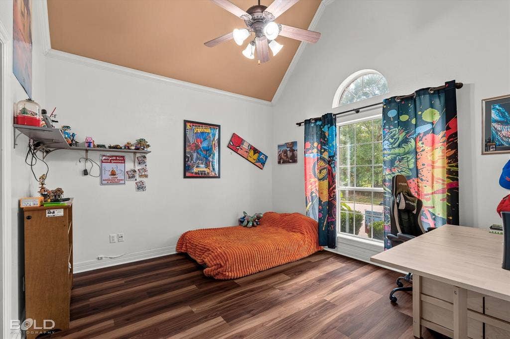 206 Silver Fox Circle, Haughton, LA 71037 Vaulted ceiling featuring a ceiling fan with integrated lighting, wood-finish flooring, and an arched window