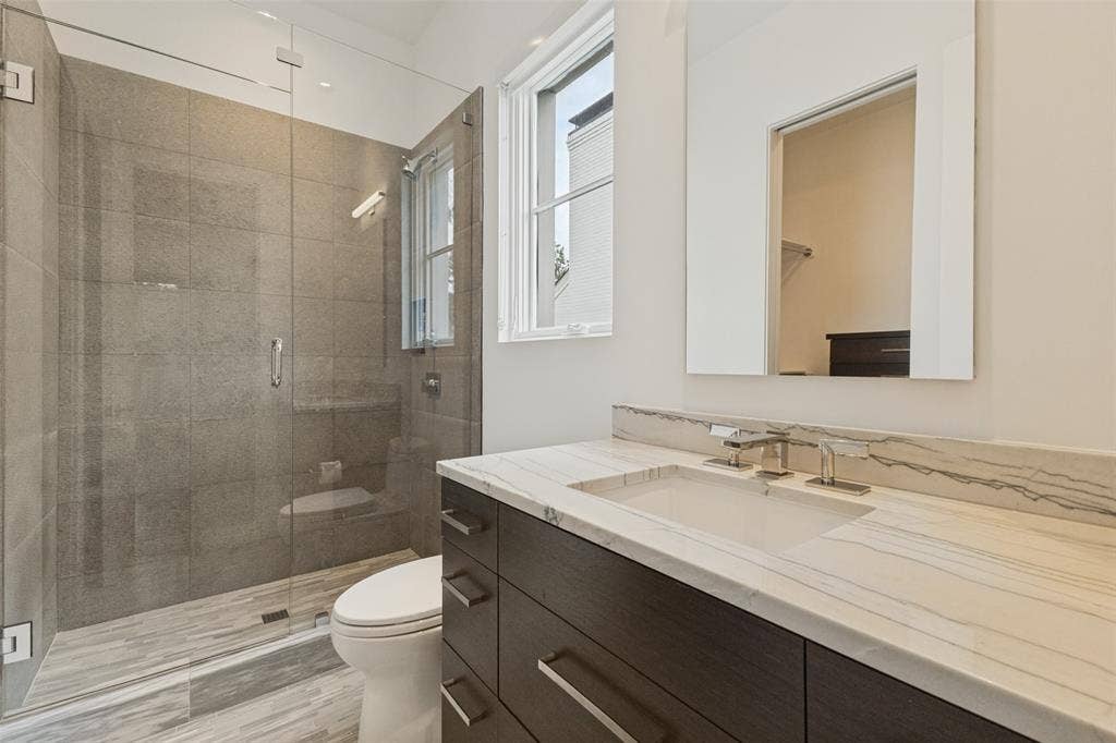 4352 Fairfax Avenue, Highland Park, TX 75205 Secondary Bathroom