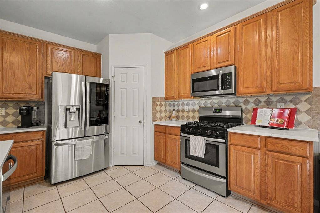 6509 Cartier Court, McKinney, TX 75072 Stainless steel appliances, & new quartz counter tops . Gas range