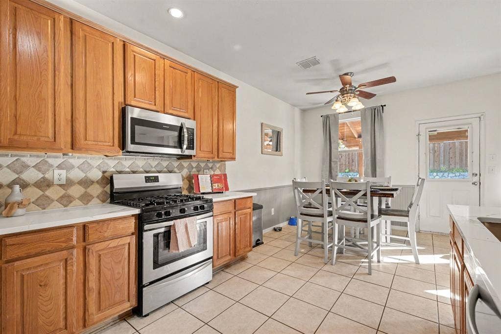 6509 Cartier Court, McKinney, TX 75072 Stainless steel appliances, & new quartz counter tops . Gas range