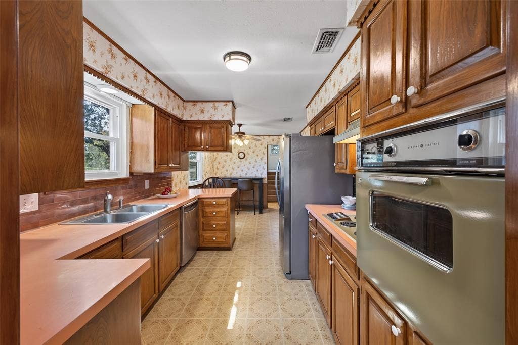 6109 Price Drive, North Richland Hills, TX 76180 6109 Price Drive, North Richland Hills, TX 76180