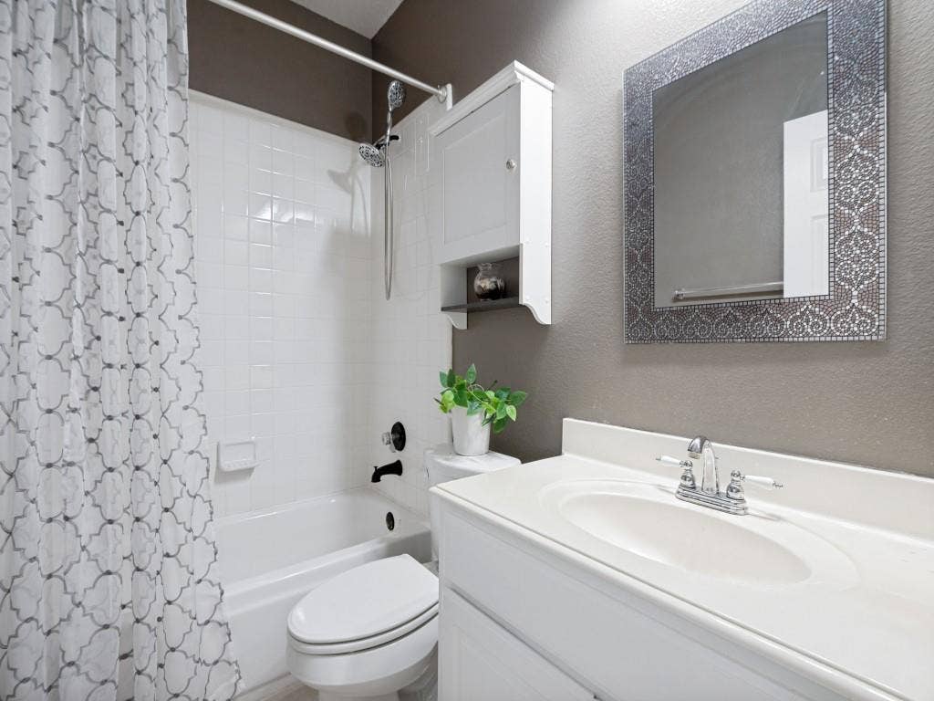 9610 Thorncliff Drive, Frisco, TX 75035 9610 Thorncliff Drive, Frisco, TX 75035