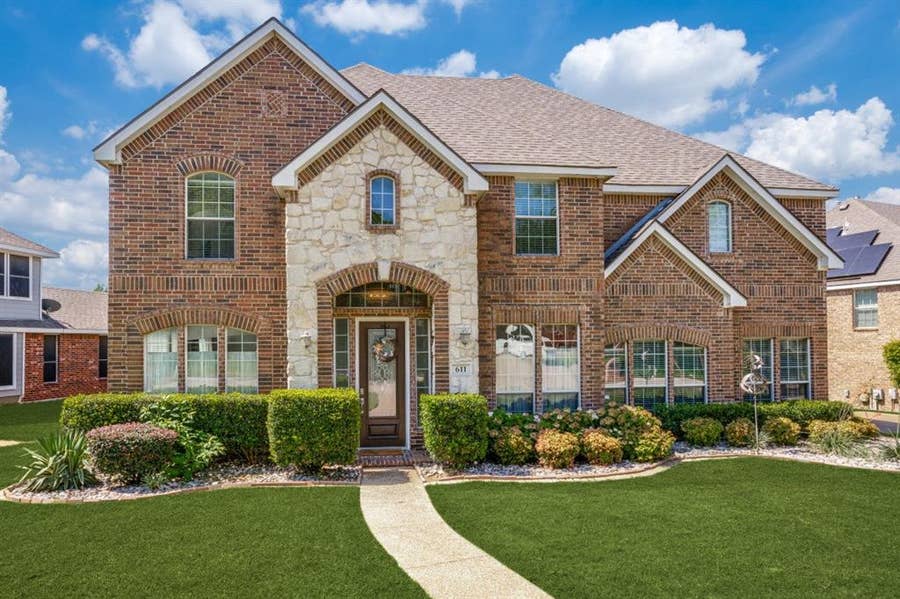 Property photo for 611 Creekwood Lane, Grand Prairie, TX