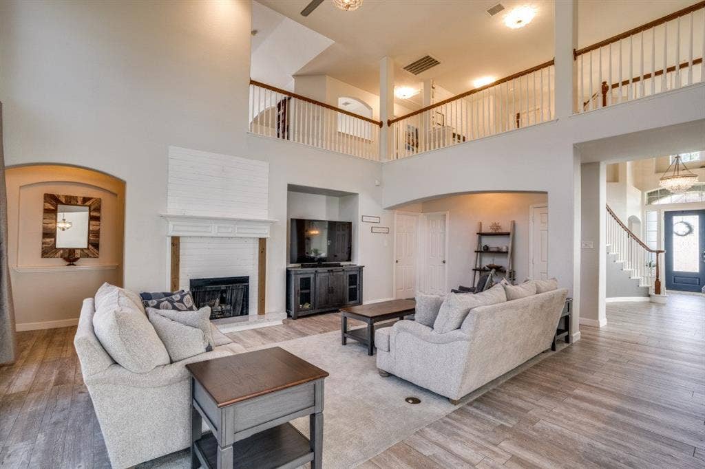 611 Creekwood Lane, Grand Prairie, TX 75052 611 Creekwood Lane, Grand Prairie, TX 75052