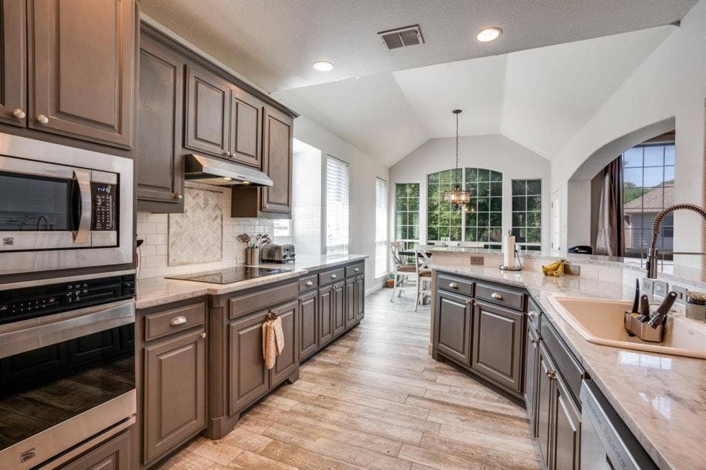 611 Creekwood Lane, Grand Prairie, TX 75052 611 Creekwood Lane, Grand Prairie, TX 75052