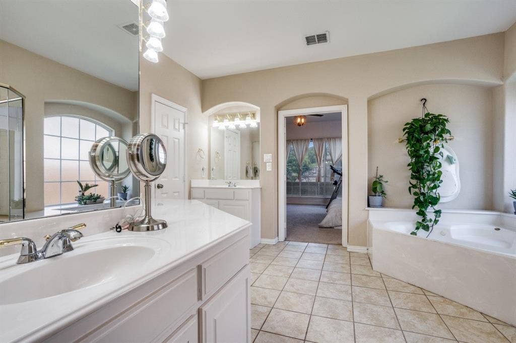 611 Creekwood Lane, Grand Prairie, TX 75052 611 Creekwood Lane, Grand Prairie, TX 75052