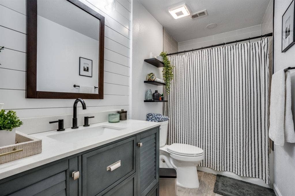 611 Creekwood Lane, Grand Prairie, TX 75052 611 Creekwood Lane, Grand Prairie, TX 75052