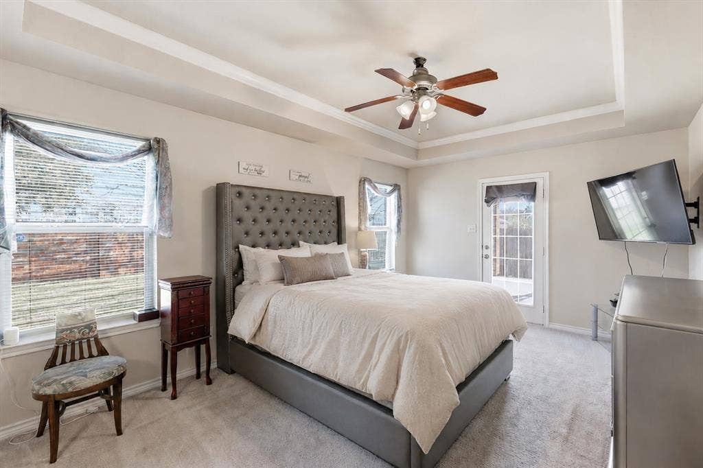 Tray ceiling with crown molding and ceiling fan