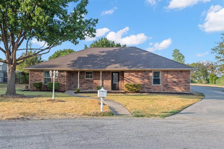 Property photo for 911 Clearview Street, Krum, TX