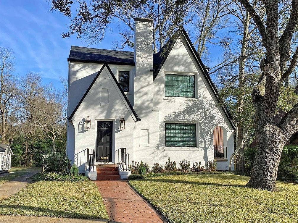 434 S Vine Avenue, Tyler, TX 75702 Stucco exterior with a prominent chimney and gabled rooflines