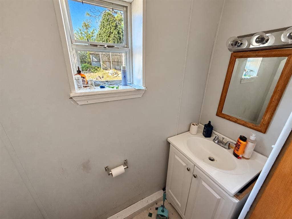 3048 Green Meadows Road, Granbury, TX 76049 Half bath ensuite