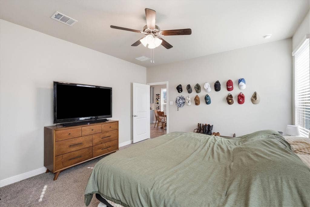 Recessed lighting, ceiling fan, and carpet flooring