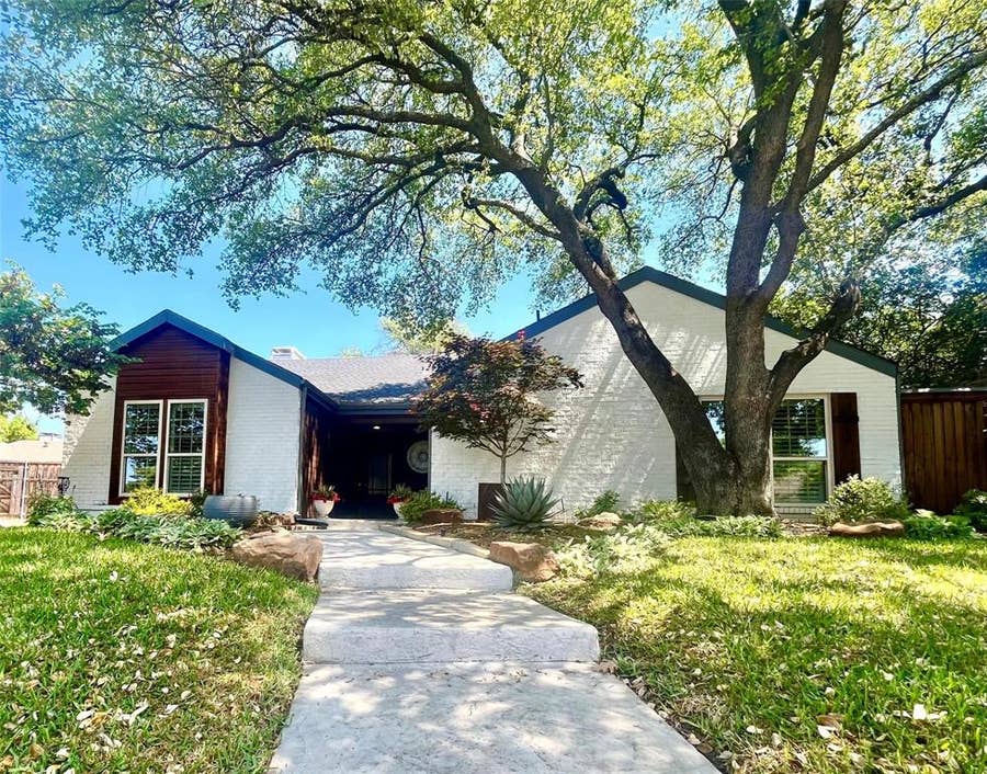 Property photo for 17216 Ikel Drive, Dallas, TX