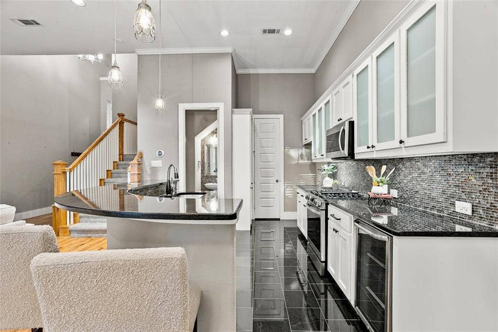 2223 Eriksson Lane, Dallas, TX 75204 2223 Eriksson Lane, Dallas, TX 75204