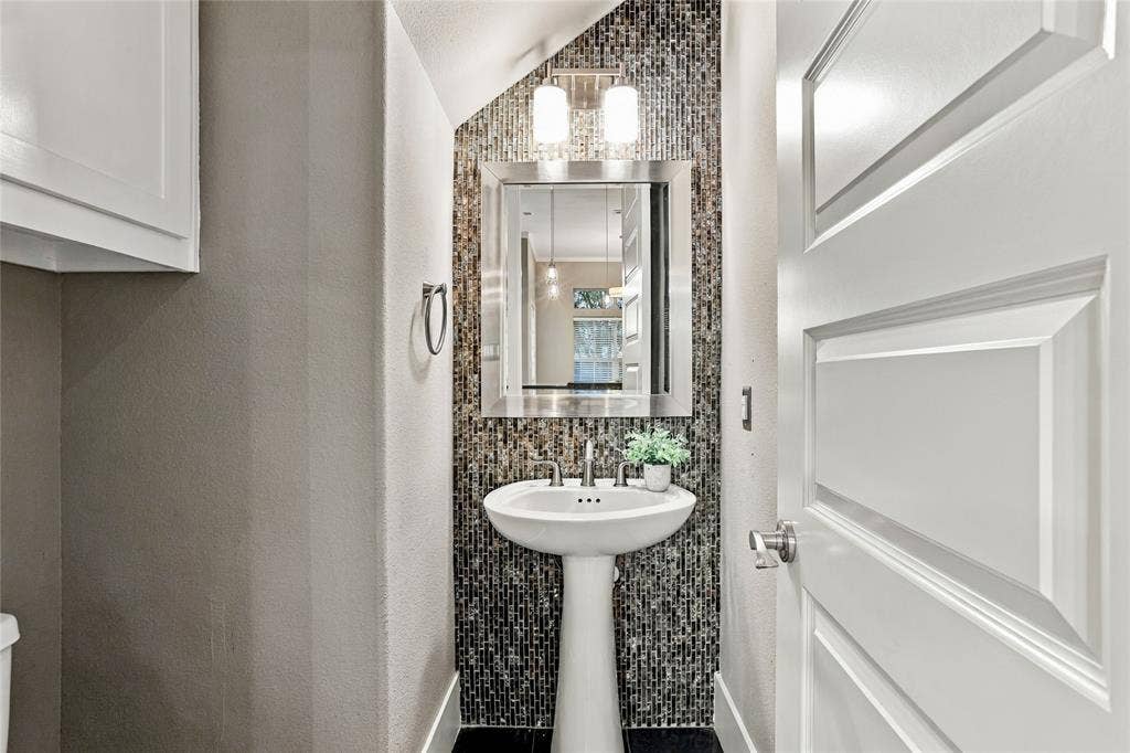 2223 Eriksson Lane, Dallas, TX 75204 2223 Eriksson Lane, Dallas, TX 75204