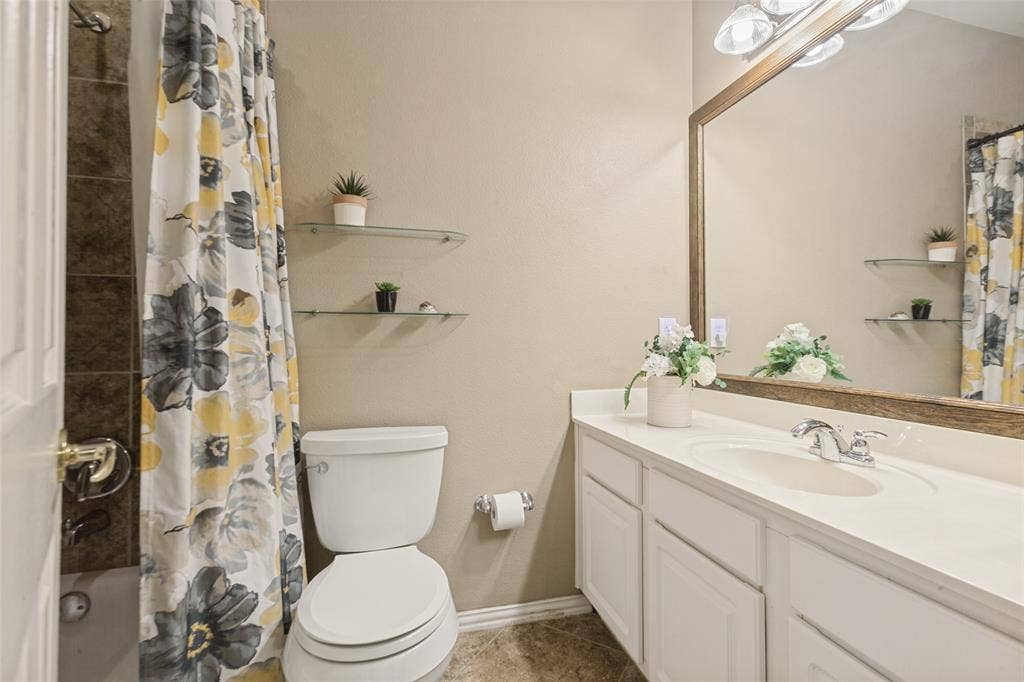 5406 Xavier Place, Richardson, TX 75082 Bath #2 between bedroom #2 and #3