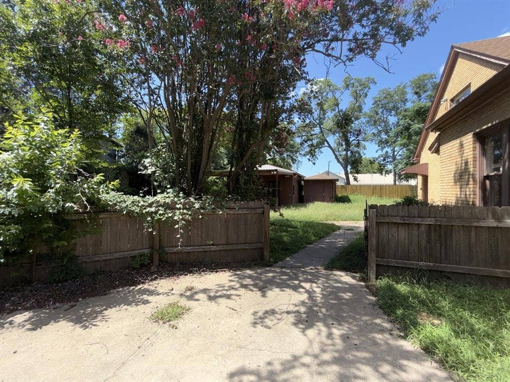 216 S Prairieville Street, Athens, TX 75751 216 S Prairieville Street, Athens, TX 75751