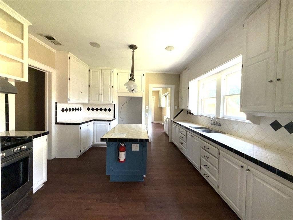 216 S Prairieville Street, Athens, TX 75751 216 S Prairieville Street, Athens, TX 75751