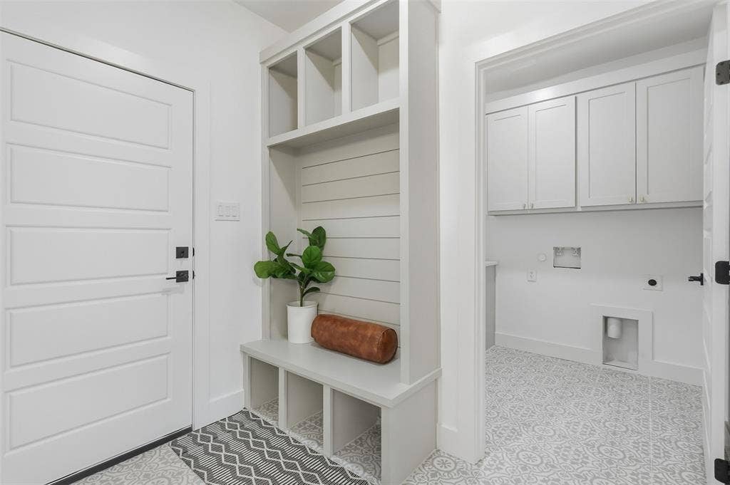 124 Norene Lane, Weatherford, TX 76088 Built-in mudroom bench with cubbies and open shelving