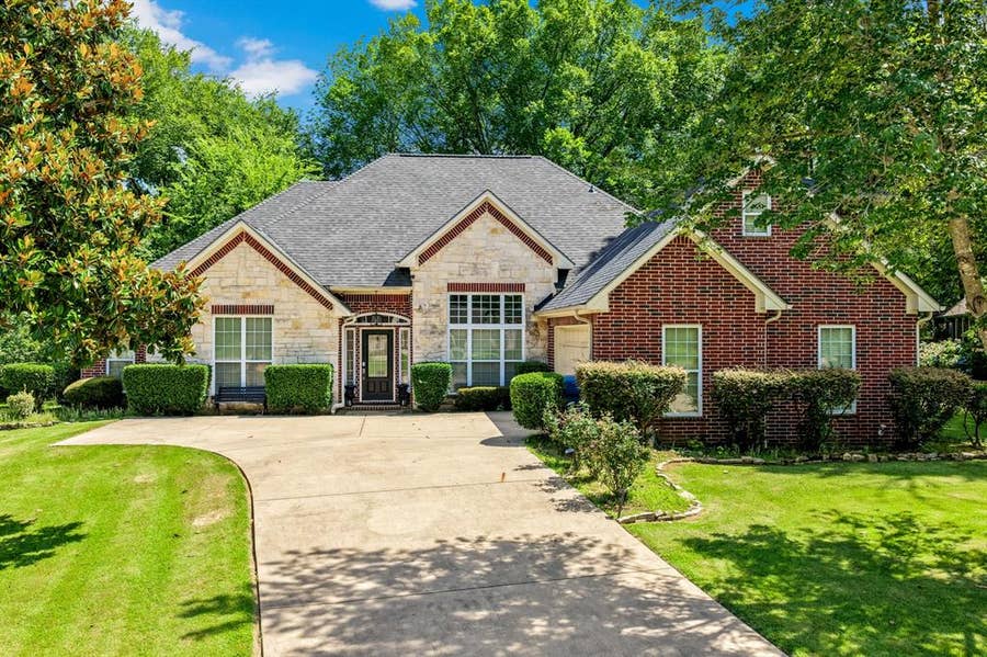 Property photo for 910 Holly Hill, Mount Pleasant, TX