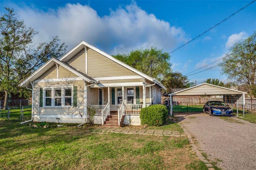Property photo for 537 N 1st Street, Krum, TX