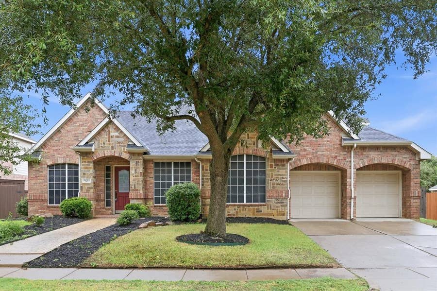 Property photo for 4203 Wildbriar Lane, Mansfield, TX