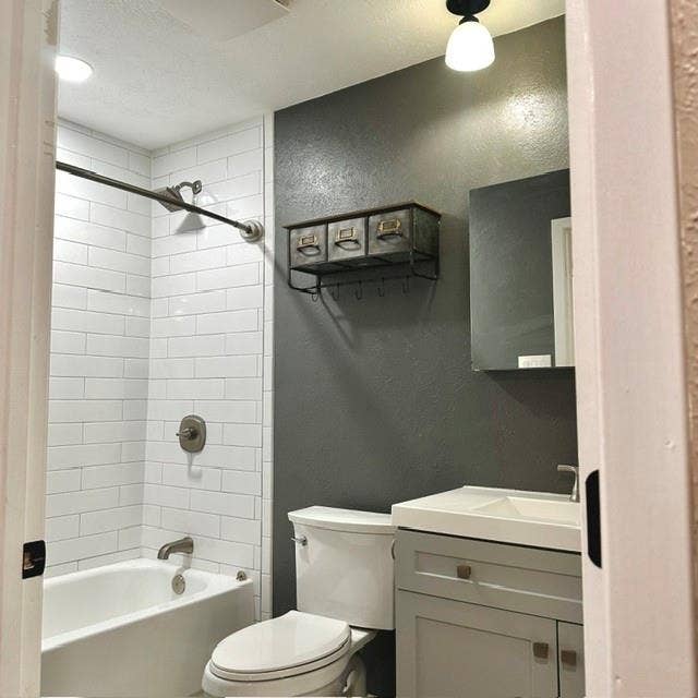 936 Carlsbad Drive, Plano, TX 75023 Shared renovated bathroom with tub/shower combo for secondary bedrooms