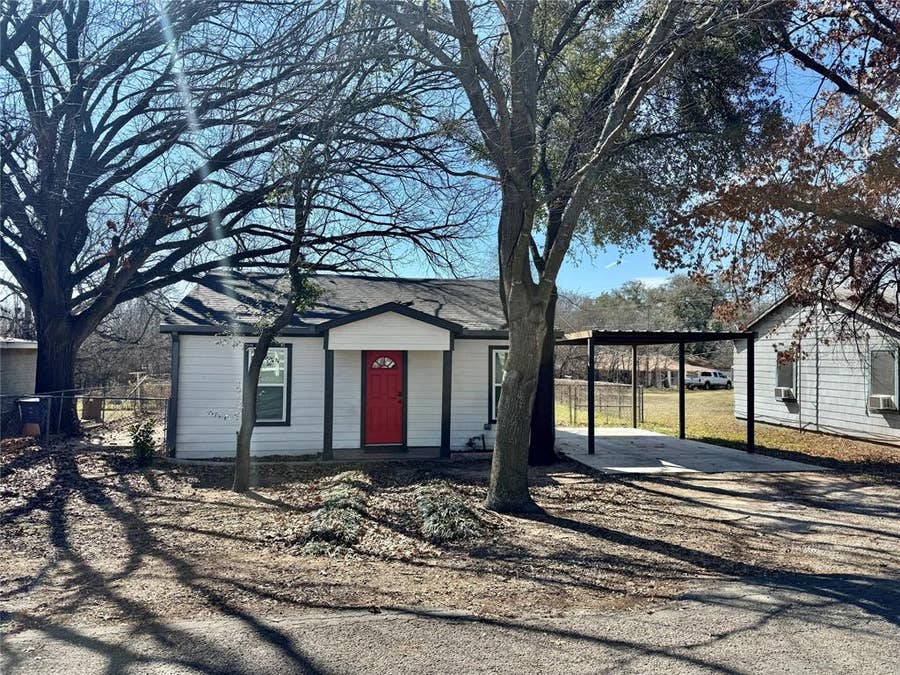 Property photo for 113 W Arnold Street, Granbury, TX
