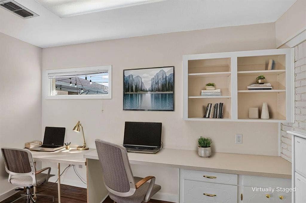 Private office or bonus room off of the primary closet