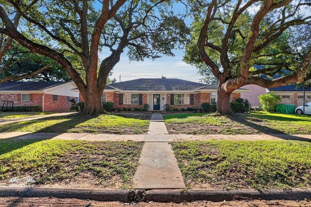 Conveniently located on a quiet sidewalk lined street