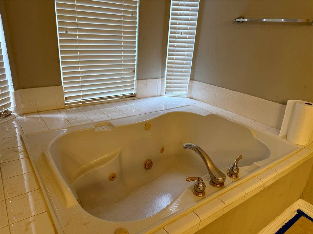 4309 Wingren Drive, Plano, TX 75093 Jacuzzi tub