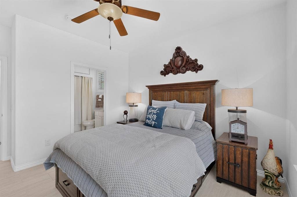 9705 Teakwood Avenue, Denton, TX 76207 second ensuite primary