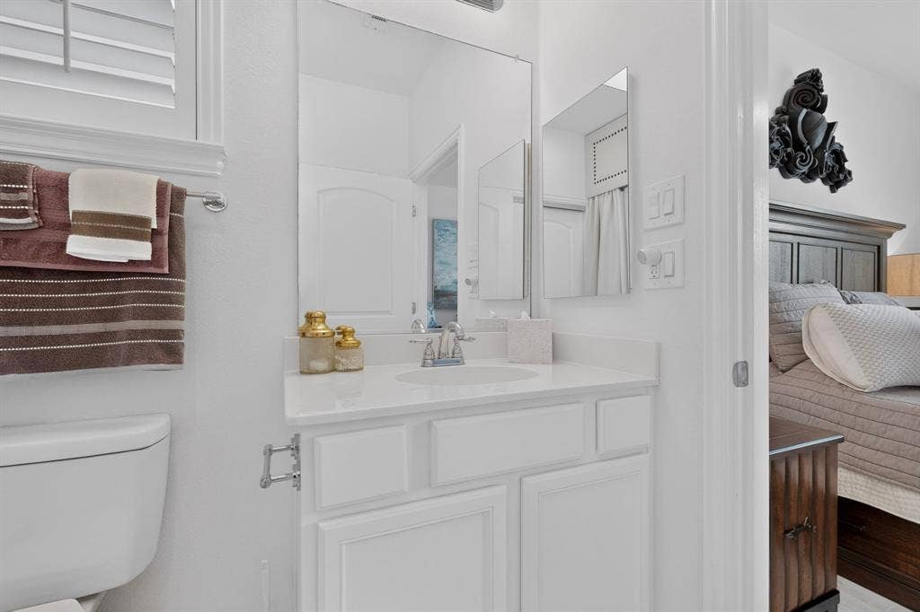 9705 Teakwood Avenue, Denton, TX 76207 second primary bath
