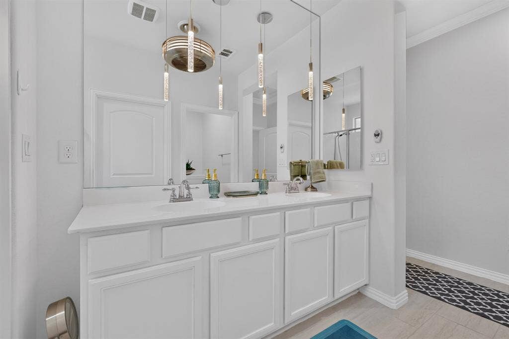 9705 Teakwood Avenue, Denton, TX 76207 Primary bath