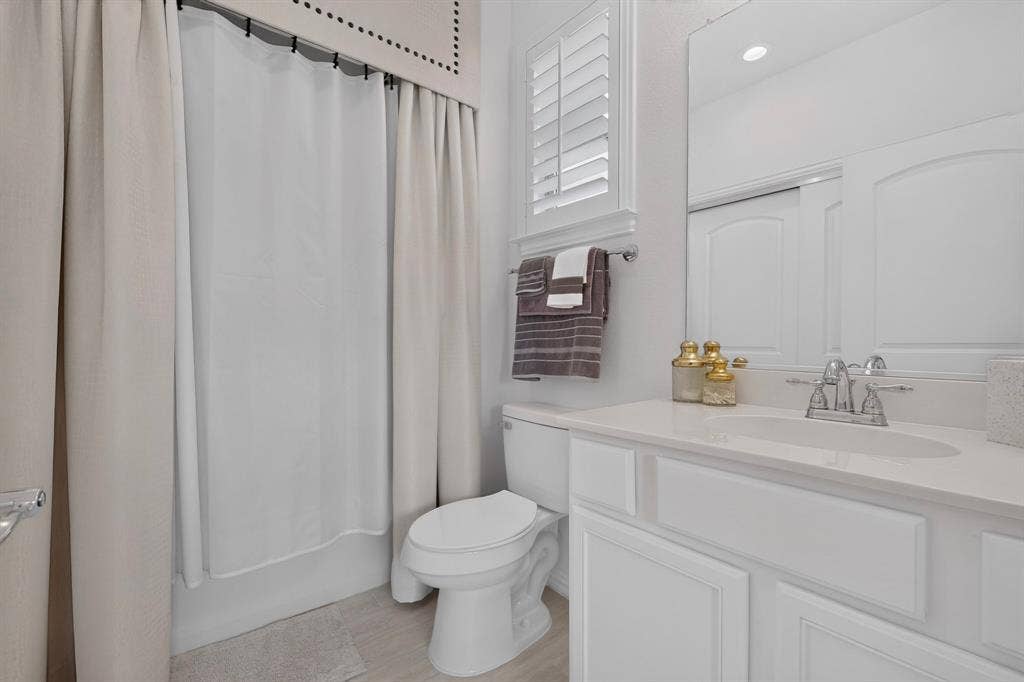 9705 Teakwood Avenue, Denton, TX 76207 second primary bath