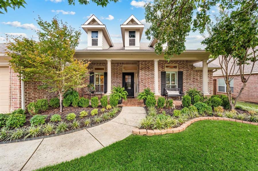 Property photo for 916 Water Oak Drive, Grapevine, TX