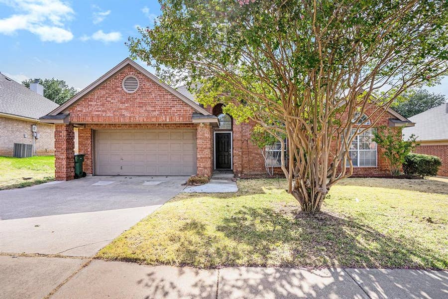 Property photo for 4712 Shorewood Drive, Arlington, TX