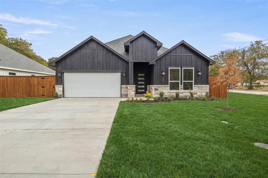 Property photo for 736 Old London Lane, Mesquite, TX