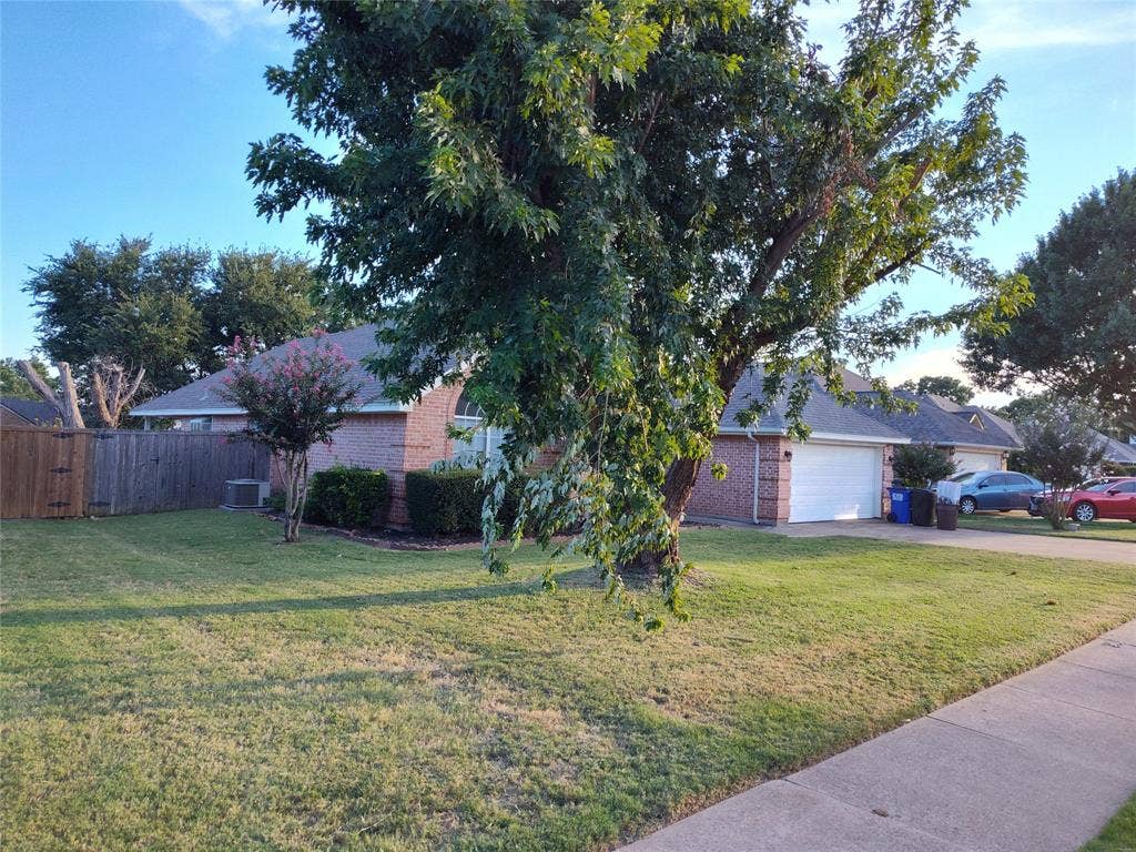 121 Canterbury Street, Euless, TX 76039