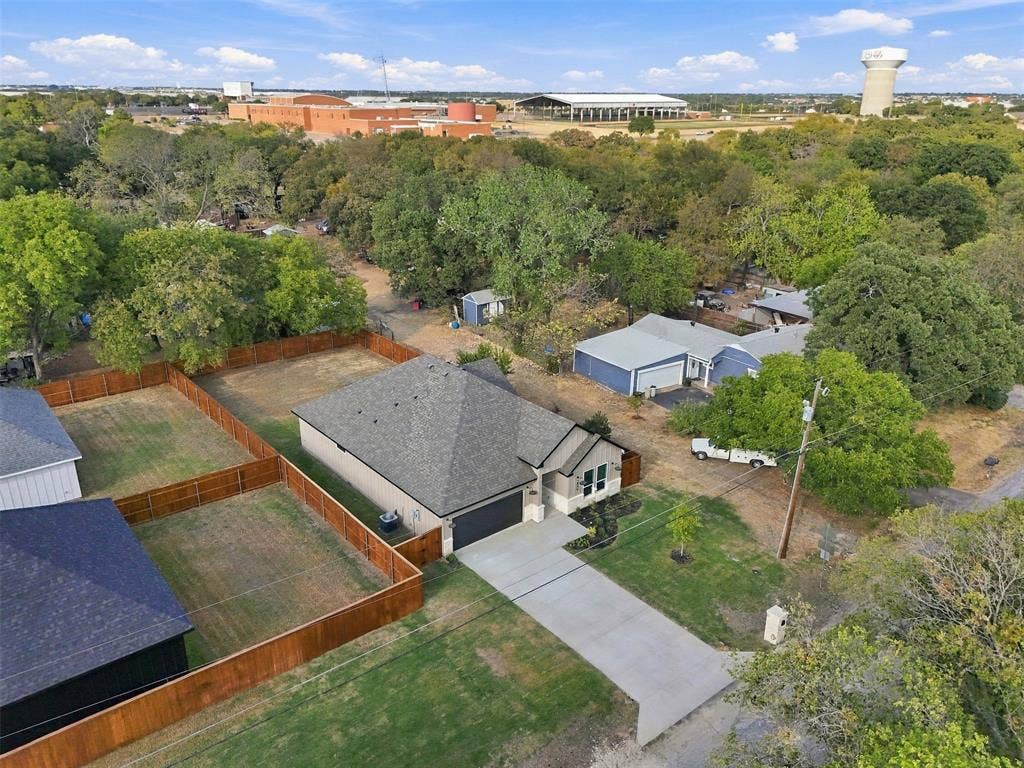 2507 Picadilly Boulevard, Mesquite, TX 75149 Single-story residence featuring a gray shingle roof and an attached two-car garage