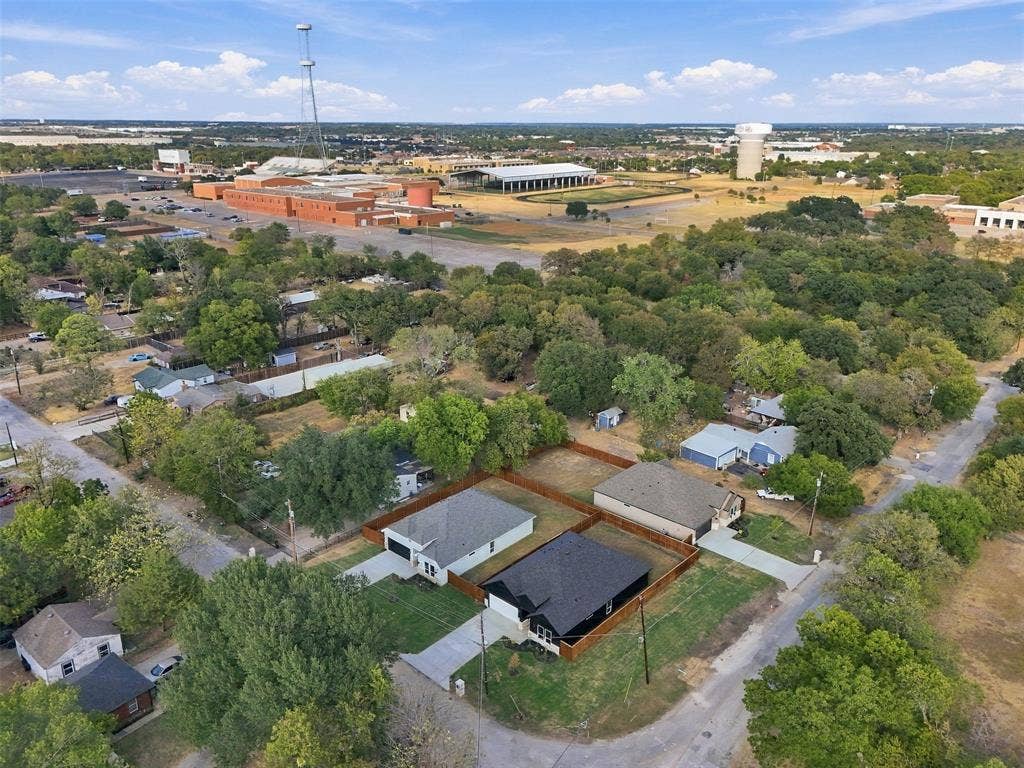 2507 Picadilly Boulevard, Mesquite, TX 75149 Aerial depiction of properties with surrounding mature trees and residential structures
