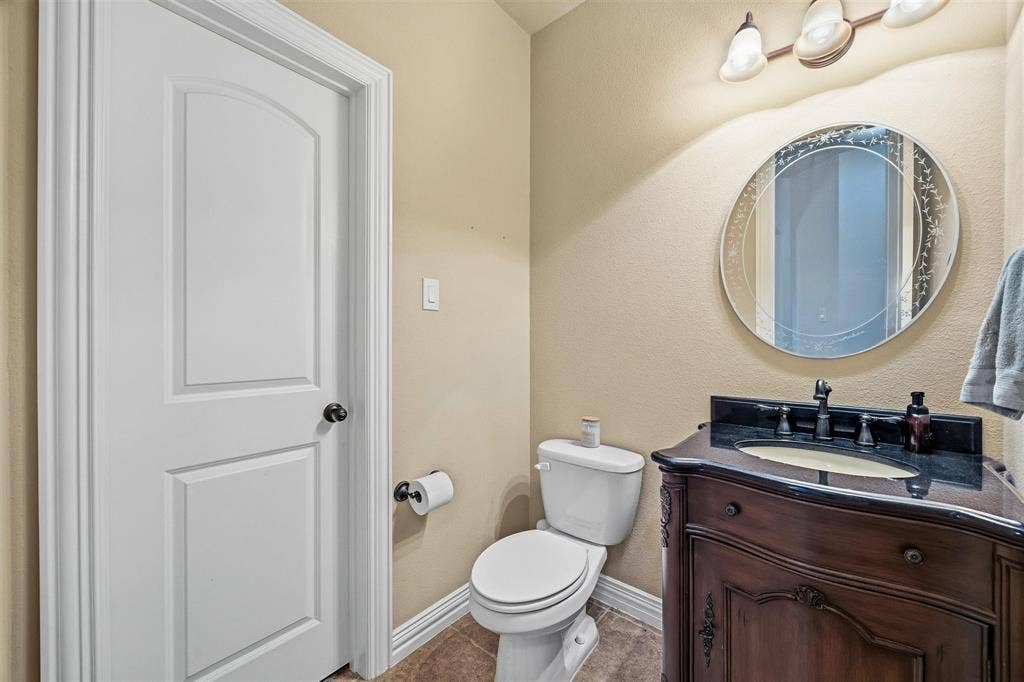 1066 Canyon Lake Road, Wills Point, TX 75169 Half bathroom