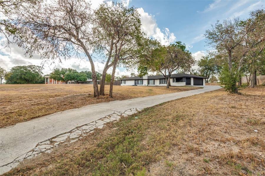 Property photo for 325 Crescent Drive, Grand Prairie, TX